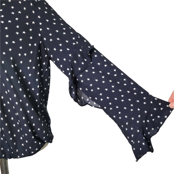 Max Studio blue star print ruffle sleeve crepe surplice blouse- size S - Picture 6 of 10